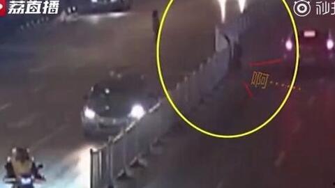 男子为了吃瓜翻护栏,男子为了一口新鲜，勇气可嘉！