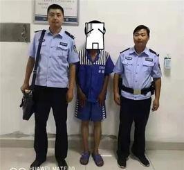 吃瓜被警察围观,一场意外的街头秀